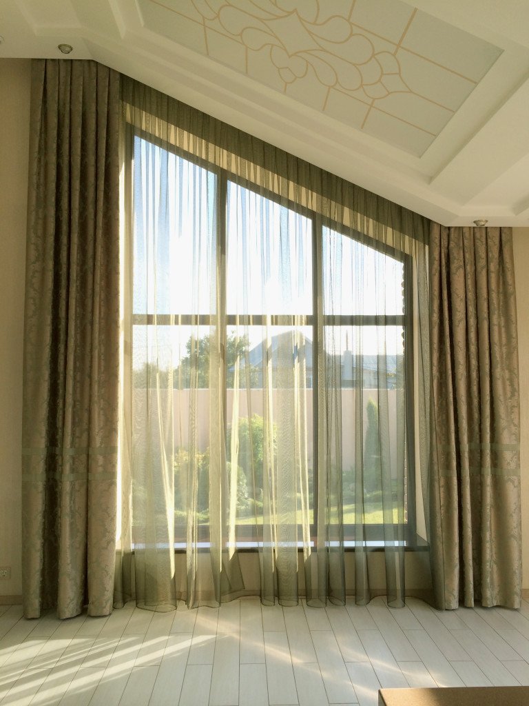 shtory-na-nestandartye-okna-6.jpg