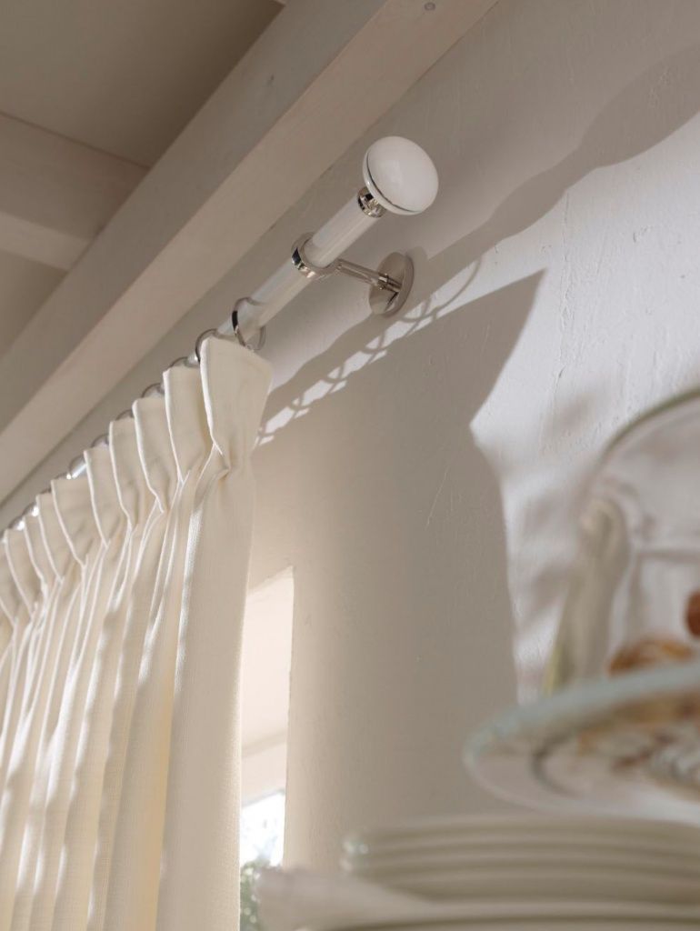 Уход за шторами и карнизами