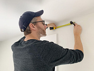 Иллюстрация к статье Как повесить карниз для штор