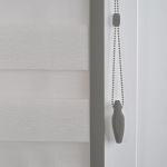 Рулонная штора «UNI 2 День-Ночь» фурнитура Темно-серая. Ткань коллекции «Саванна» Жемчуг