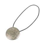 Клипса магнитная «Узор» ø6 см для легкого и среднего веса штор на кожаном шнуре 38 см (ХМ)