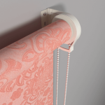 Рулонная штора «Moncada» ø38 фурнитура Белая. Ткань коллекции «Арабеска» Розовая