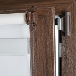 Рулонная штора «Мини День-Ночь» фурнитура Коричневая. Ткань коллекции «Саванна» Белый