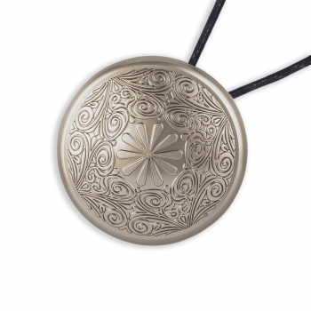 изображение клипса магнитная «узор» ø7 см усиленная на кожаном шнуре 30 см на olexdeco.ru