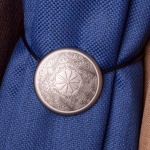 Клипса магнитная «Узор» ø6 см для легкого и среднего веса штор на кожаном шнуре 38 см (ХМ)