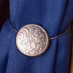 Клипса магнитная «Ривьера» ø6 см для легкого и среднего веса штор с тросом 38 см (ХМ)