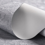 Рулонная штора «UNI 1» фурнитура Белая. Ткань коллекции «Шелк Blackout» Фарфор