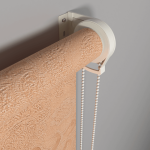 Рулонная штора «Moncada» ø38 фурнитура Белая. Ткань коллекции «Арабеска» Бежевая