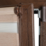 Рулонная штора «Мини День-Ночь» фурнитура Коричневая. Ткань коллекции «Саванна» Шампань