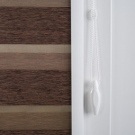 Рулонная штора «UNI 2 День-Ночь» фурнитура Белая. Ткань коллекции «Саванна» Шоколад